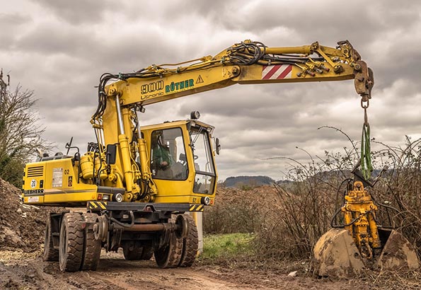 挖掘机与推土机的维修保养之道